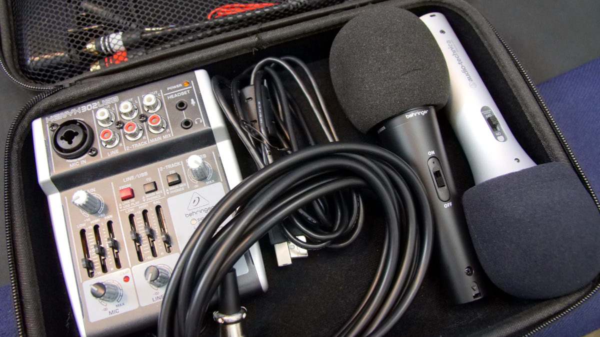 Mixer Behringer e microfone technica de áudio para podcast
