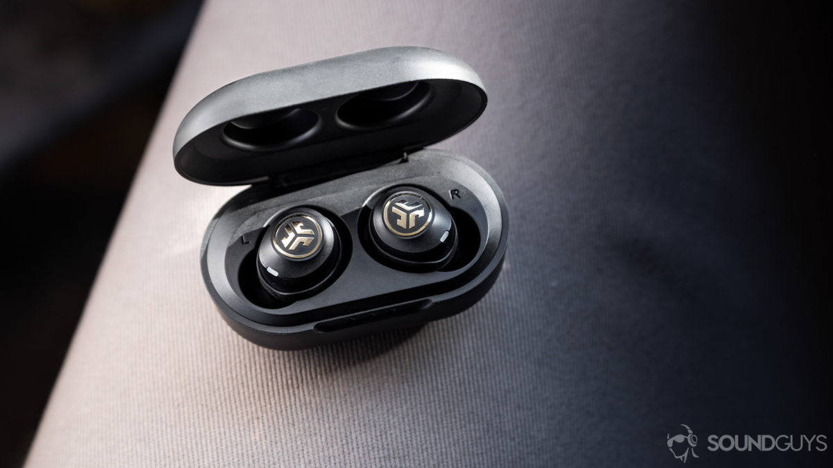 JLab JBuds Air Icon fones de ouvido sem fio verdadeiros caso de carregamento Uma imagem aérea dos verdadeiros fones de ouvido sem fio JLab JBuds Air Icon no estojo de carregamento.