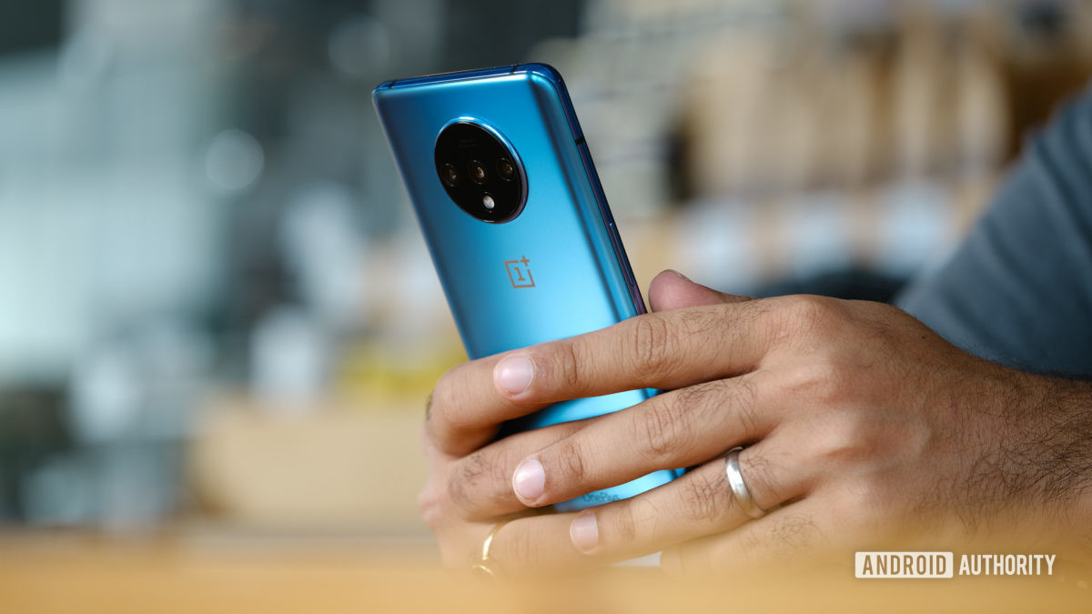 OnePlus 7T usando na mão na mesa OnePlus 7T usando na mão na mesa
